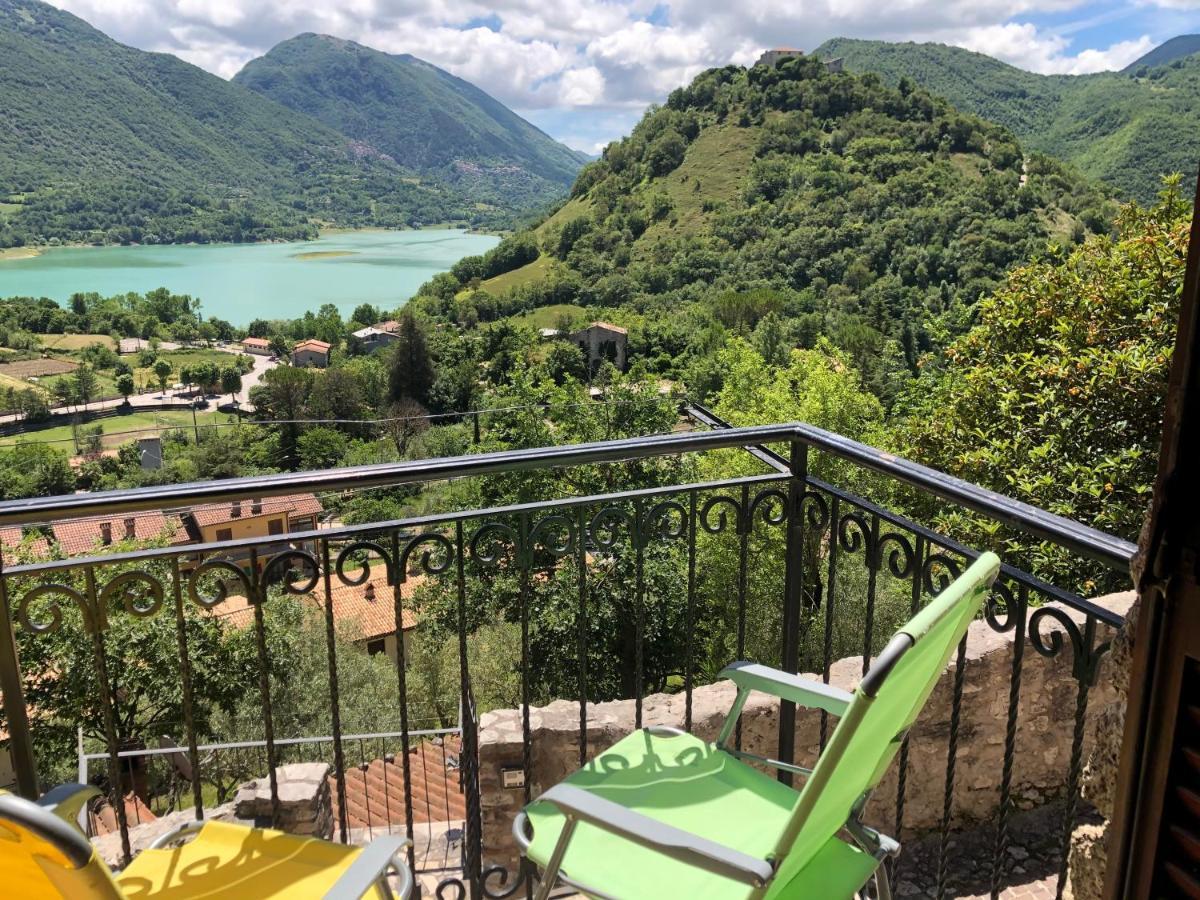 Stanza con terrazzo Vista Lago - Lake View Room with terrace Castel di Tora Esterno foto