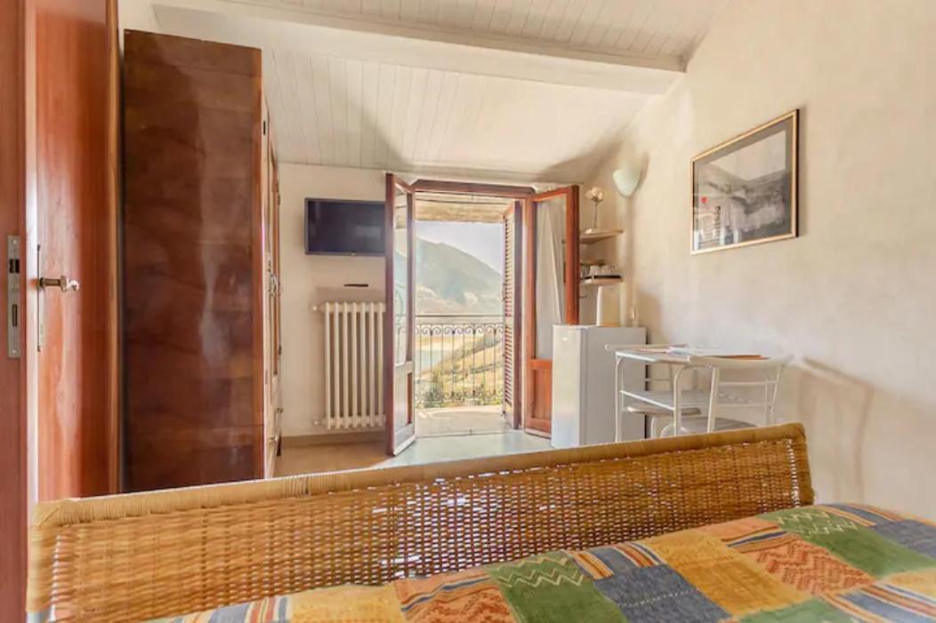 Stanza con terrazzo Vista Lago - Lake View Room with terrace Castel di Tora Esterno foto