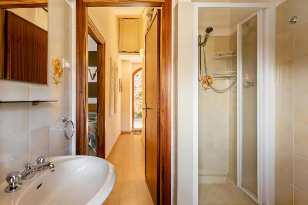 Stanza con terrazzo Vista Lago - Lake View Room with terrace Castel di Tora Esterno foto